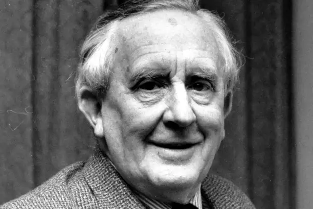 Uśmiechnięty J.R.R. Tolkien, autor Władcy Pierścieni, w tweedowej marynarce.