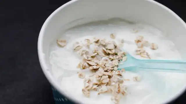 Jak zrobić wegański jogurt w domu – prosty przepis na zdrowy deser