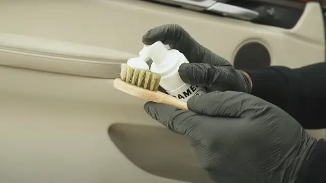 Czysta skóra w aucie? Domowe sposoby: tanio, bezpiecznie, skutecznie!