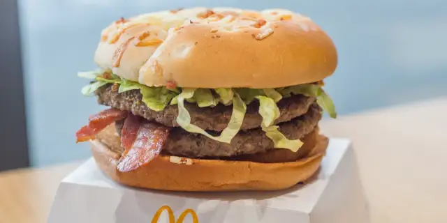 Burger Drwala - co w nim jest? Składniki i alergeny, które musisz znać