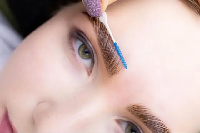 Jak pielęgnować brwi po korekcie makijażu permanentnego, aby uniknąć problemów