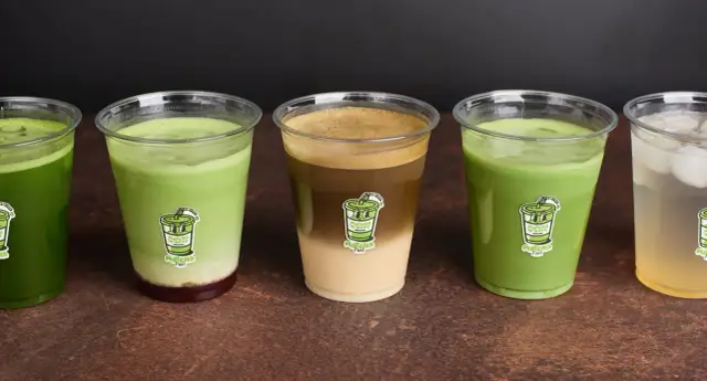 Różne napoje z matchą: zielone latte, kawa z pianką i napój z lodem. Zastanawiasz się, jaką matcha wybrać?