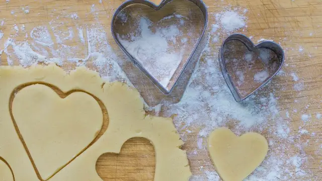 Jak zrobić foremkę do ciastek krok po kroku – prosty sposób na domowe wypieki