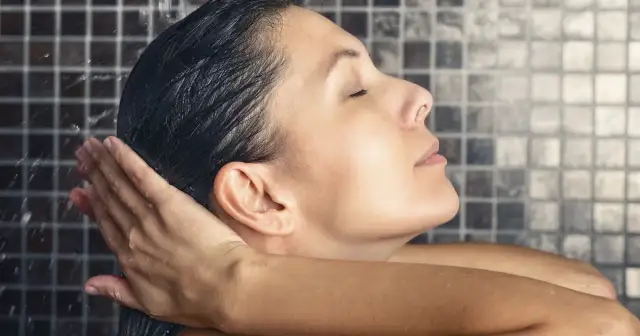 Jak działają płukanki do włosów i jak poprawiają ich kondycję