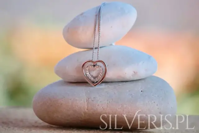 Naszyjnik z krzyżykiem bocznym - co oznacza jego kontrowersyjne znaczenie?