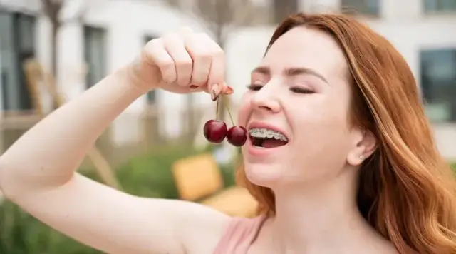 Aparat na zęby: Co jeść, by uniknąć bólu i uszkodzeń?