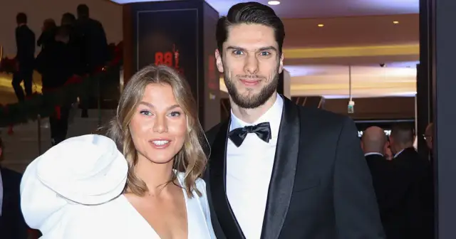 Para młoda w eleganckich strojach pozuje do zdjęcia.