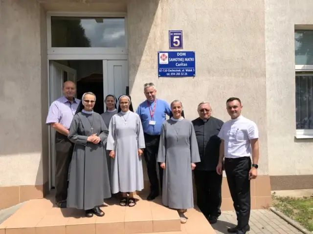 Kto płaci za dom samotnej matki? Zasady finansowania pobytu