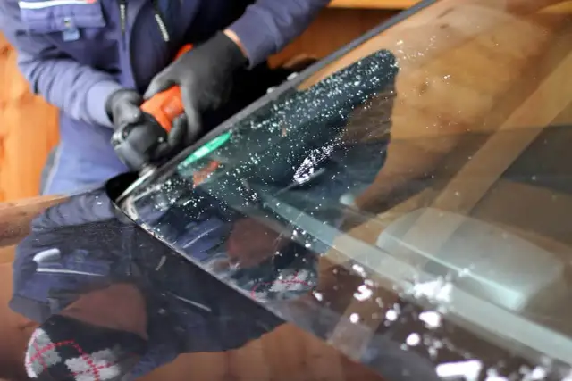 Odprysk na szybie - kiedy naprawa wystarczy, a kiedy czeka wymiana?