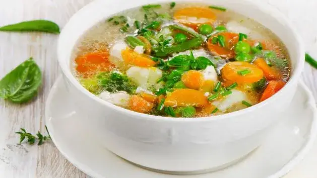 Co zamiast ziemniaków do zupy jarzynowej? Zdrowsze alternatywy