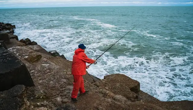 Jaką wędkę na morze z brzegu wybrać, aby nie stracić ryb?