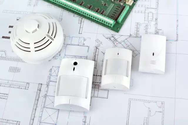 Jakie czujki do alarmu w domu wybrać, aby uniknąć fałszywych alarmów?