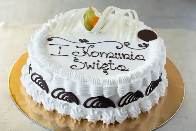 Twój idealny tort komunijny w domu: Przepisy i porady krok po kroku