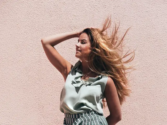 Volumenpuder für Haare: So verleihen Sie Ihrem Haar sofort Fülle