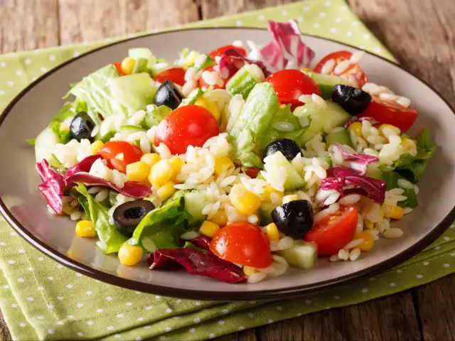 Sałatki na grilla bez majonezu: Pyszne i trwałe przepisy na upał!