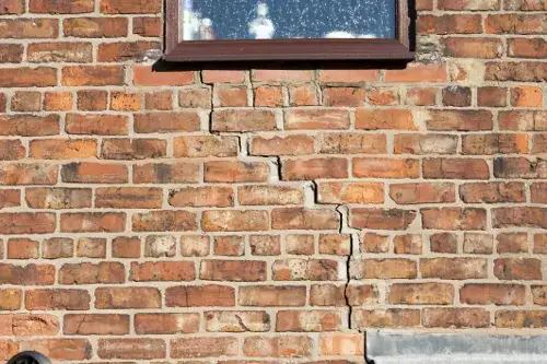 Osiadanie budynku ile cm – jak uniknąć problemów z fundamentami?