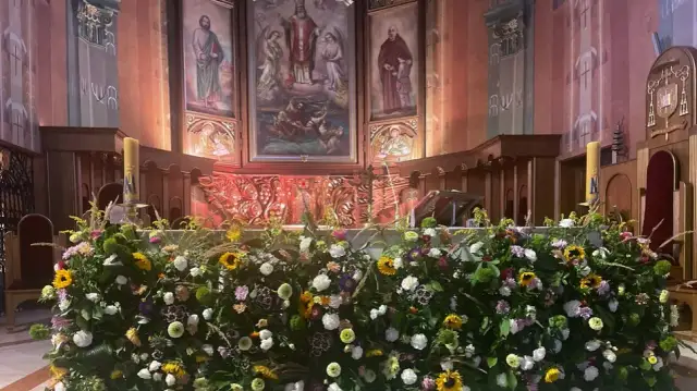 Jakie kwiaty na ołtarz do kościoła - wybierz te idealne dla ceremonii