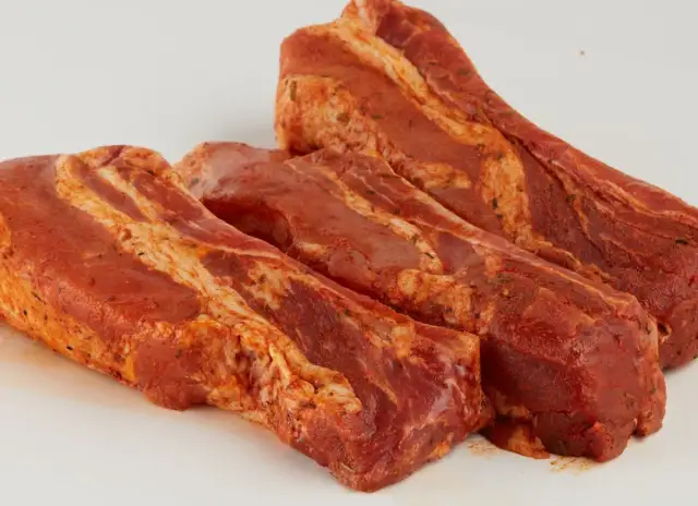 Najlepsza marynata do boczku z grilla, która zachwyci Twoich gości