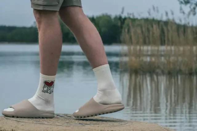 Jak nosić długie skarpetki, aby uniknąć modowych faux pas?