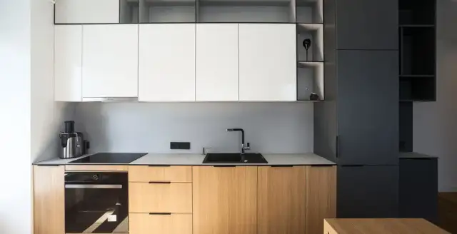 Skuteczne sposoby na to, czym wyczyścić meble kuchenne z tłuszczu