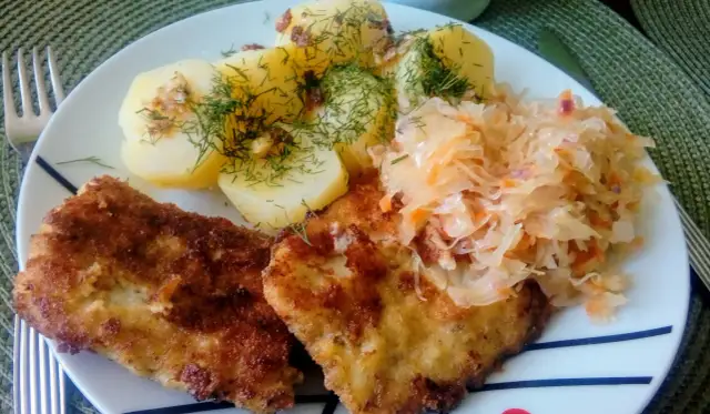 Jak smażyć mirunę ze skórą, aby uzyskać chrupiącą skórkę?