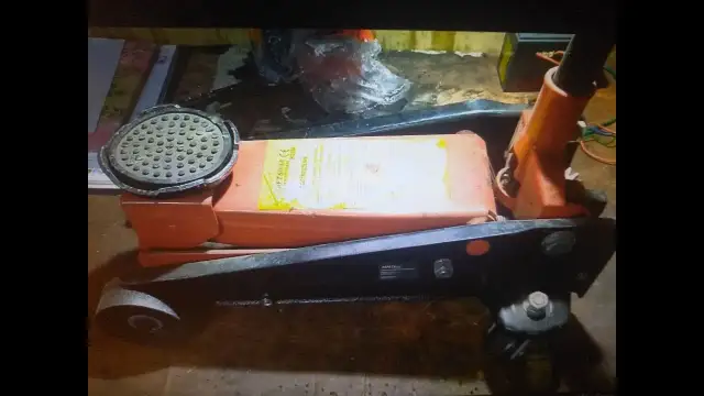 Jak prawidłowo dolać olej do lewarka? Proste kroki, by uniknąć awarii