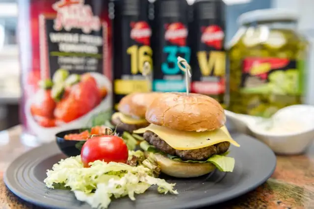 Co dać do hamburgera, aby zaskoczyć swoich gości smakiem?