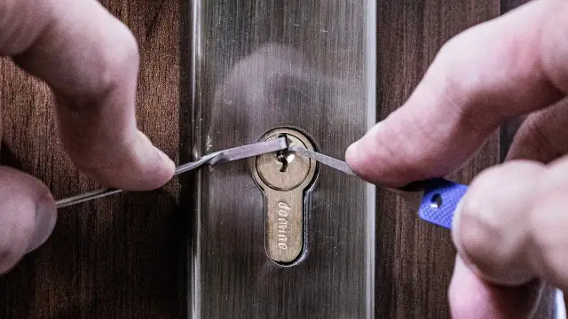 Jak otworzyć drzwi bez klamki - skuteczne metody na awarię