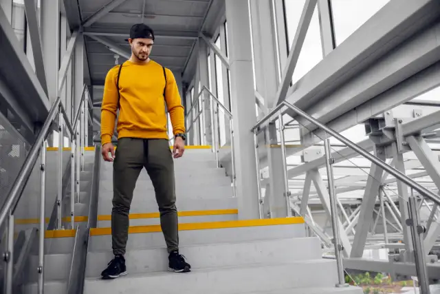 Jaką bluzkę wybrać do spodni khaki, aby wyglądać stylowo?