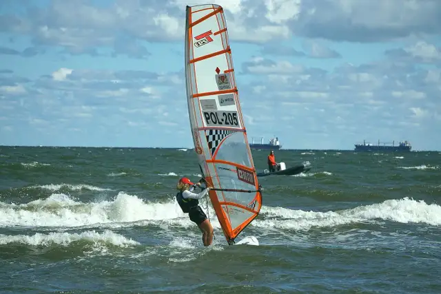 Gdzie uprawiać windsurfing w Polsce? Odkryj najlepsze miejsca i warunki
