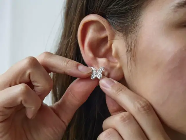 Jak bezpiecznie zdjąć kolczyk? Instrukcja krok po kroku