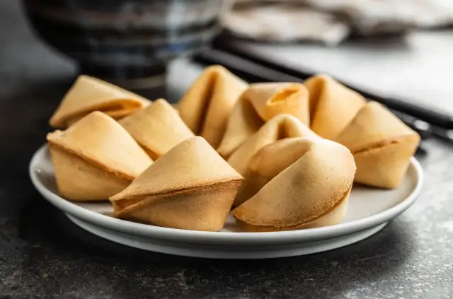 Ciasteczka z wróżbą: przepis, formowanie i wróżby na każdą okazję