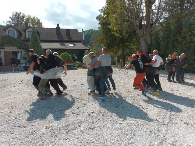 Grupa ludzi związanych folią, biorąca udział w konkurencji sportowej.