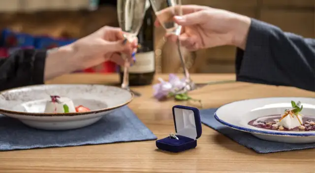 Gdzie na romantyczną kolację w Krakowie? Odkryj wyjątkowe miejsca