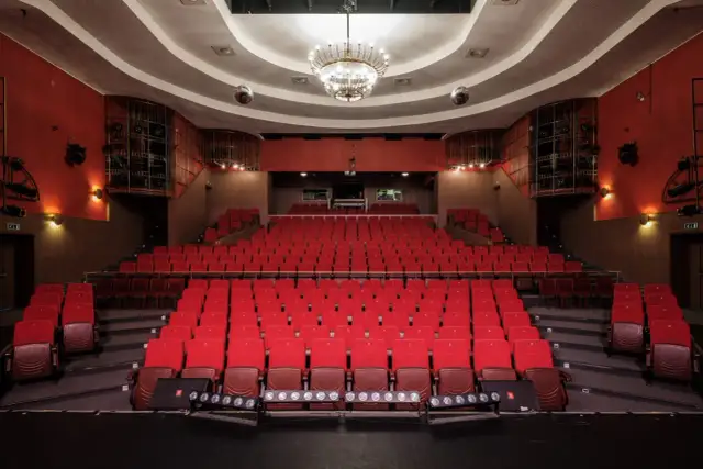 Teatr Rampa: Poznaj historię i repertuar, który zachwyca widzów