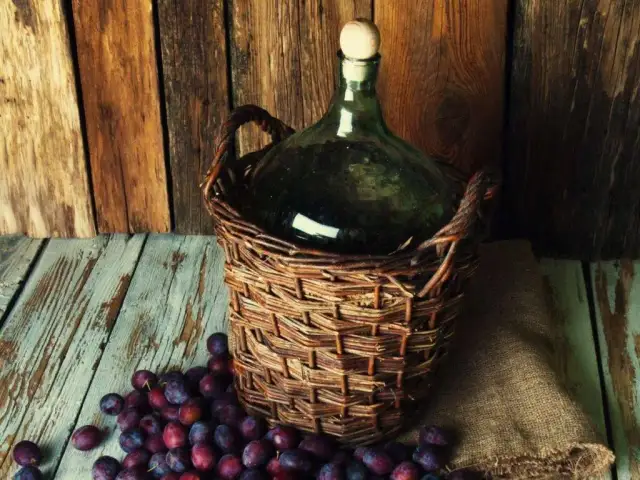 Nalewka ze śliwek na co pomaga – odkryj jej zdrowotne właściwości