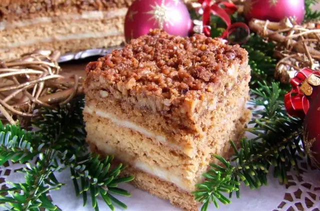 Pyszne ciasto miodowe z orzechami. Prosty przepis na domowy deser, który zachwyci każdego