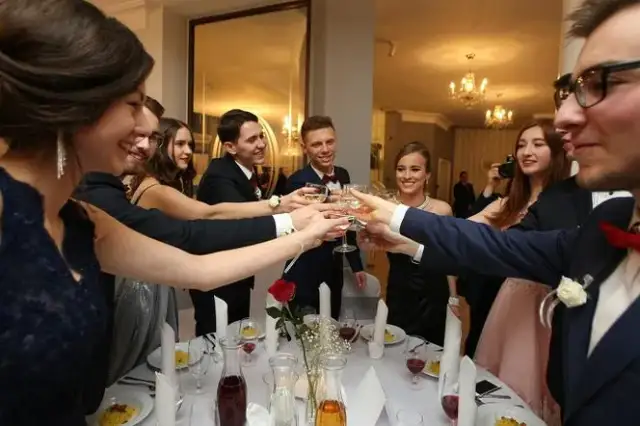 Jak zaprosić na studniówkę? Pomysły i porady na niezapomniane "promposal"