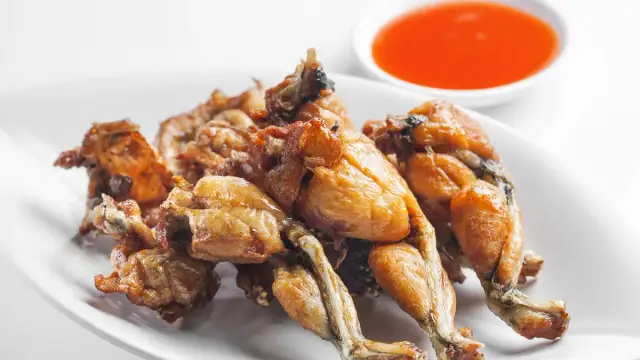 Jak jeść żabie udka? Odkryj sekrety smaku i techniki jedzenia