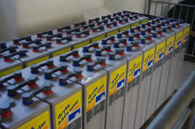 Czy akumulator samochodowy nadaje się do fotowoltaiki? Sprawdź, dlaczego to zły pomysł