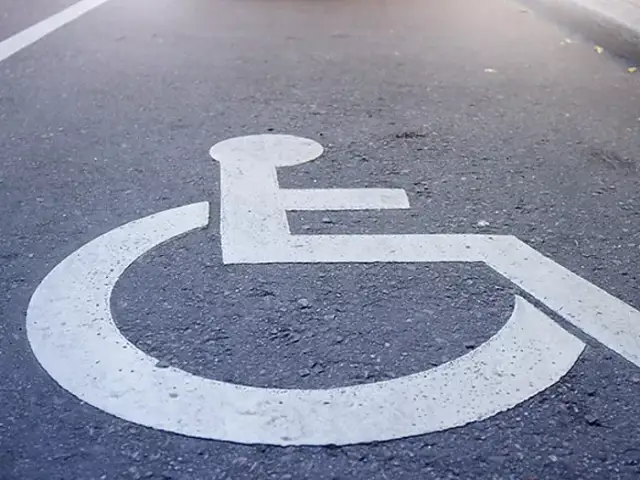 Czy miejsca parkingowe dla niepełnosprawnych są płatne? Sprawdź zasady.
