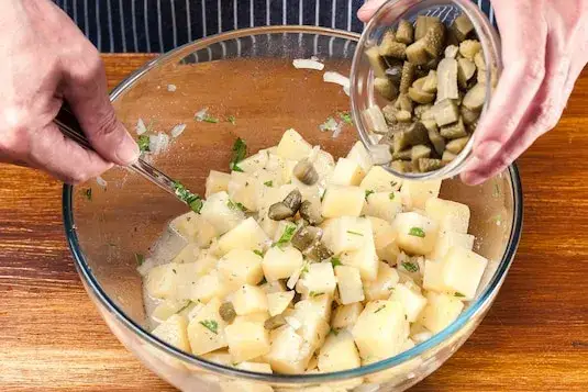 Niemiecka sałatka ziemniaczana do grilla, która zachwyci gości