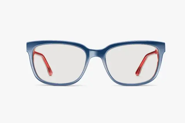 Okulary z filtrem światła niebieskiego: Czy nosić je stale? Ekspert radzi