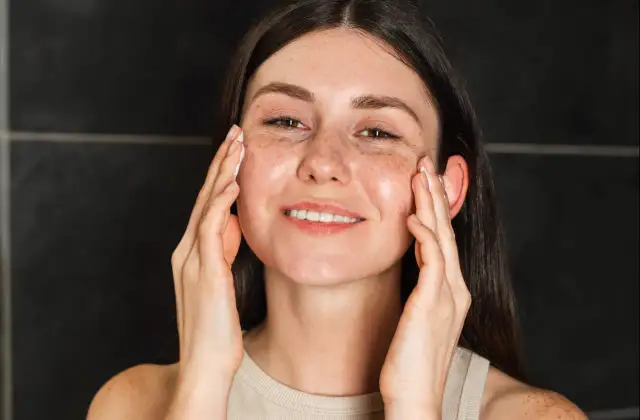 Czy krem Nivea zatyka pory? Sprawdź, co mówią opinie i dermatolodzy