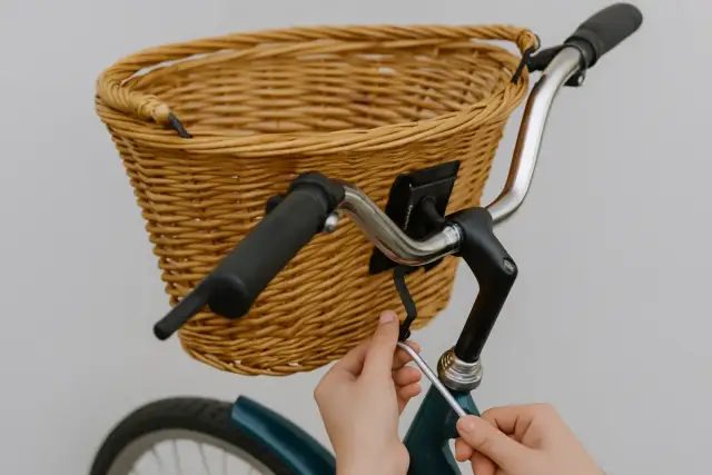 Jak zamontować koszyk do roweru? Prosty sposób na łatwy montaż i stabilność