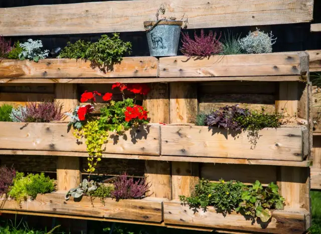 Jak zrobić kwietnik z europalety – prosty sposób na piękne kwiaty