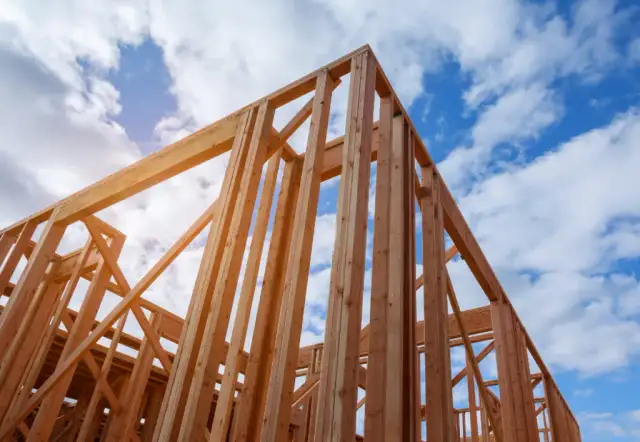 Jak obliczyć ilość drewna na dom szkieletowy i uniknąć kosztownych błędów