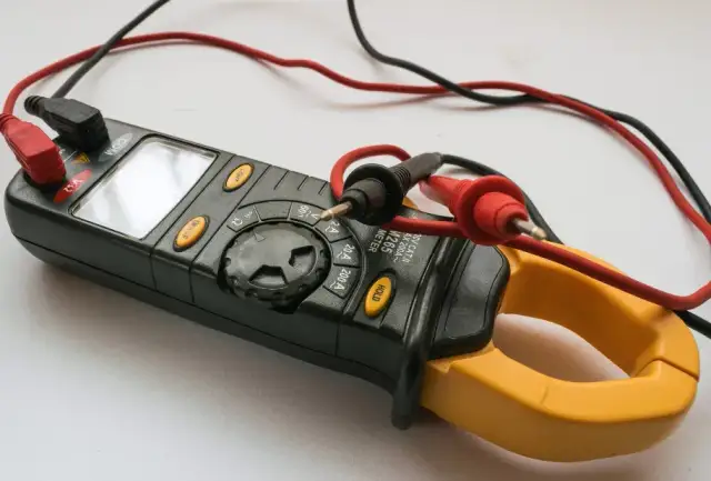 Co to amperomierz? Kluczowe informacje o pomiarze prądu elektrycznego