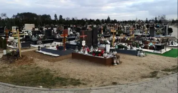 Jak znaleźć zmarłego na cmentarzu w Koninie – skuteczne metody i porady