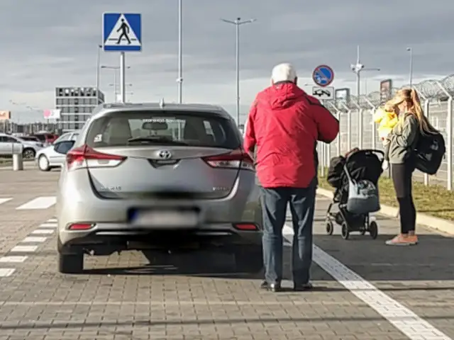 Ile kosztuje wjazd na lotnisko Ławica? Sprawdź opłaty i opcje parkowania